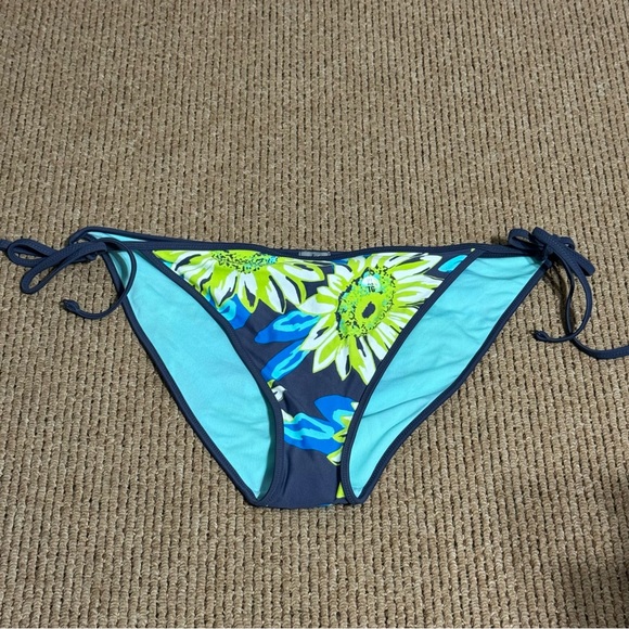 NWOT Aerie Bikini Bottom Triangle String Tie Blue Green Floral - Picture 1 of 6